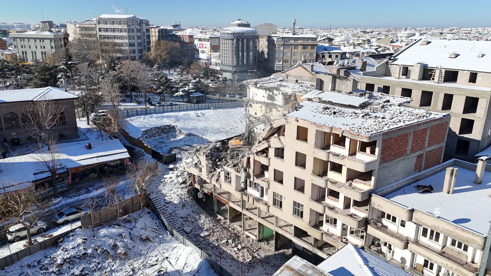 AKSARAY BELEDİYESİ YILIN SON GÜNÜNDE DE RİSKLİ YAPILARI ORTADAN KALDIRMAYA DEVAM EDİYOR